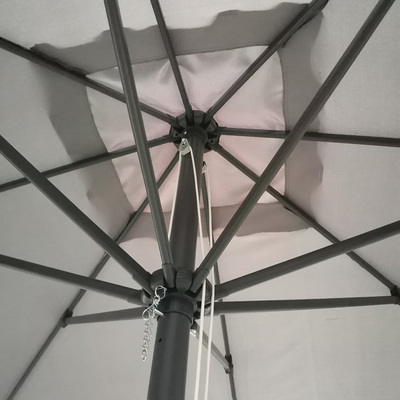 Create un'atmosfera serena nel vostro giardino con un ombrello pieghevole